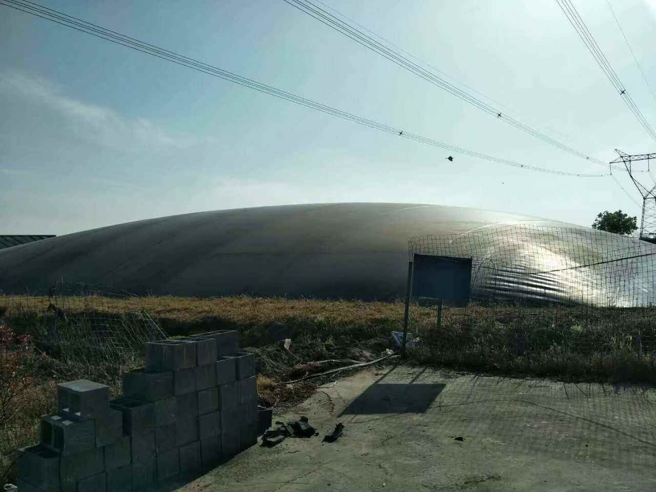 修筑完工的外圍堰鋪設(shè)土工膜表面一定要加寬嗎？